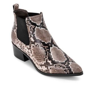 New Blondo Emelia size 9
Waterproof Chelsea Bootie Brown Snake Skin
Leather NWT.